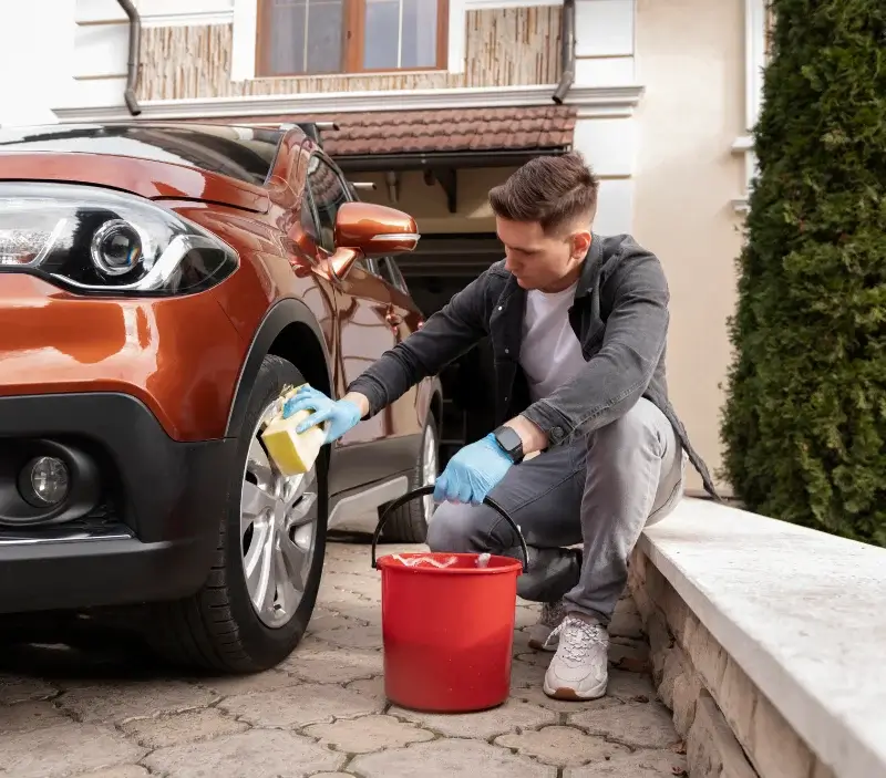 Lavage auto à domicile Moutiers-les-Mauxfaits : professionnel intervenant sur un véhicule